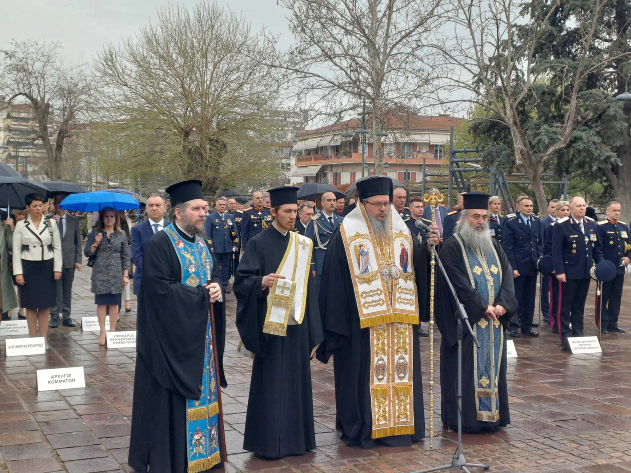 Κατάθεση στεφάνων υπό βροχή στο Ηρώο από τις αρχές και τη Ζωή Κωνσταντοπούλου(ΦΩΤΟ+video)