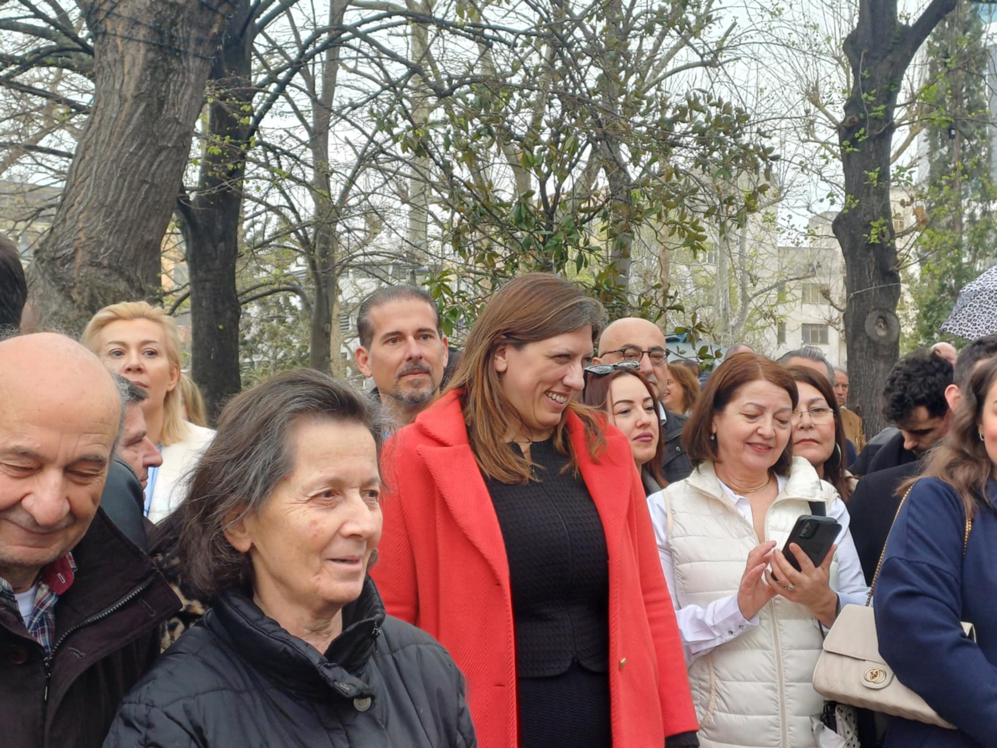 Με τον κόσμο απέναντι από τους επισήμους παρακολούθησε την παρέλαση η Ζωή Κωνσταντοπούλου (ΦΩΤΟ)