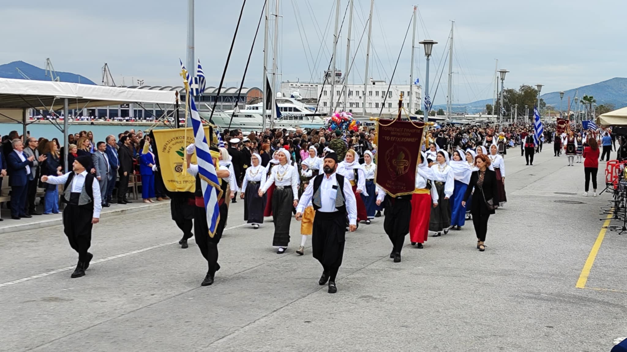 Πλήθος κόσμου στην παραλία του Βόλου για την παρέλαση (ΦΩΤΟ)