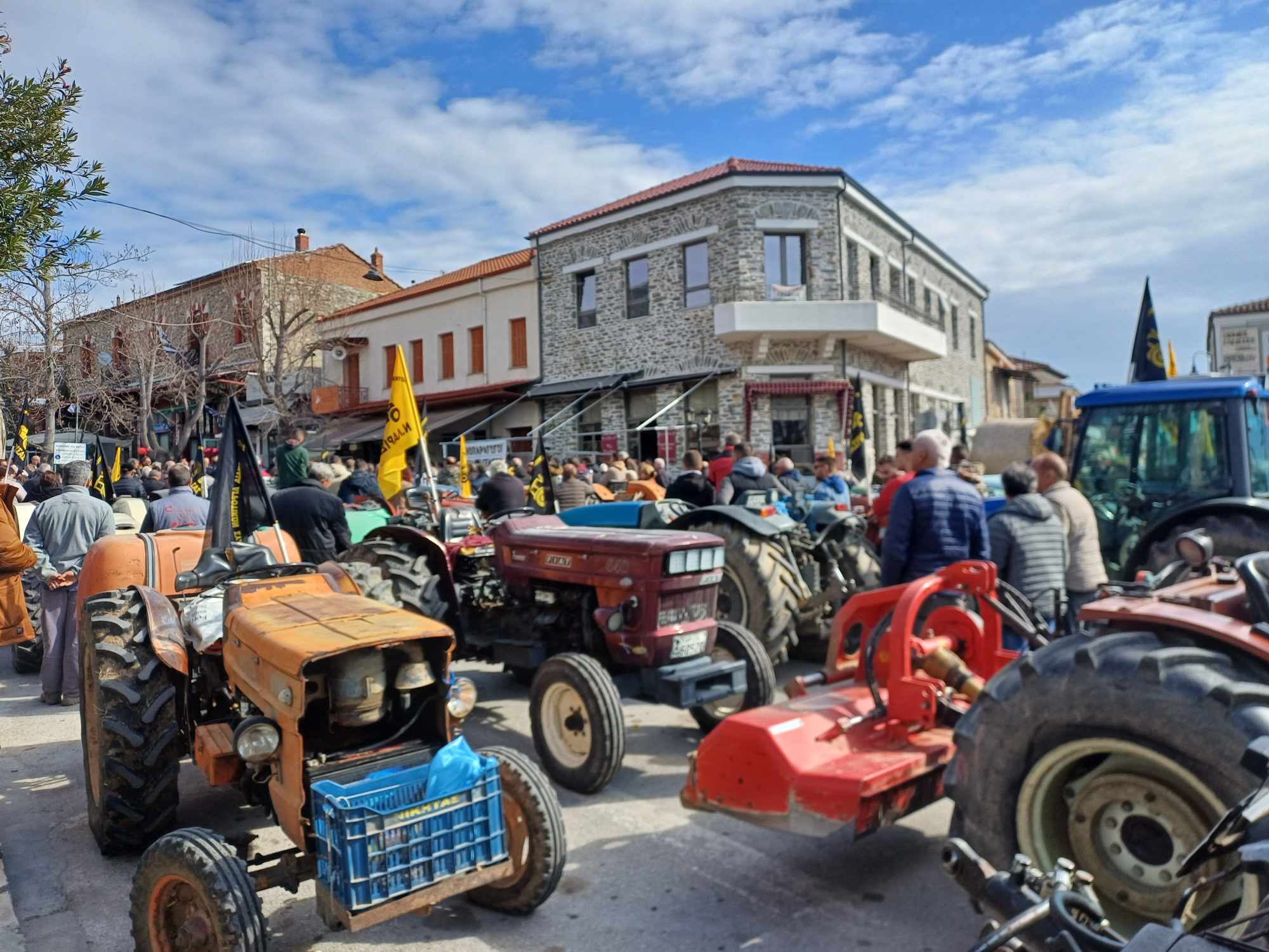 «Βούλιαξε» από τρακτερ και αγρότες η κεντρική πλατεία της Αγιάς-ογκώδες συλλαλητήριο (ΦΩΤΟ+video)