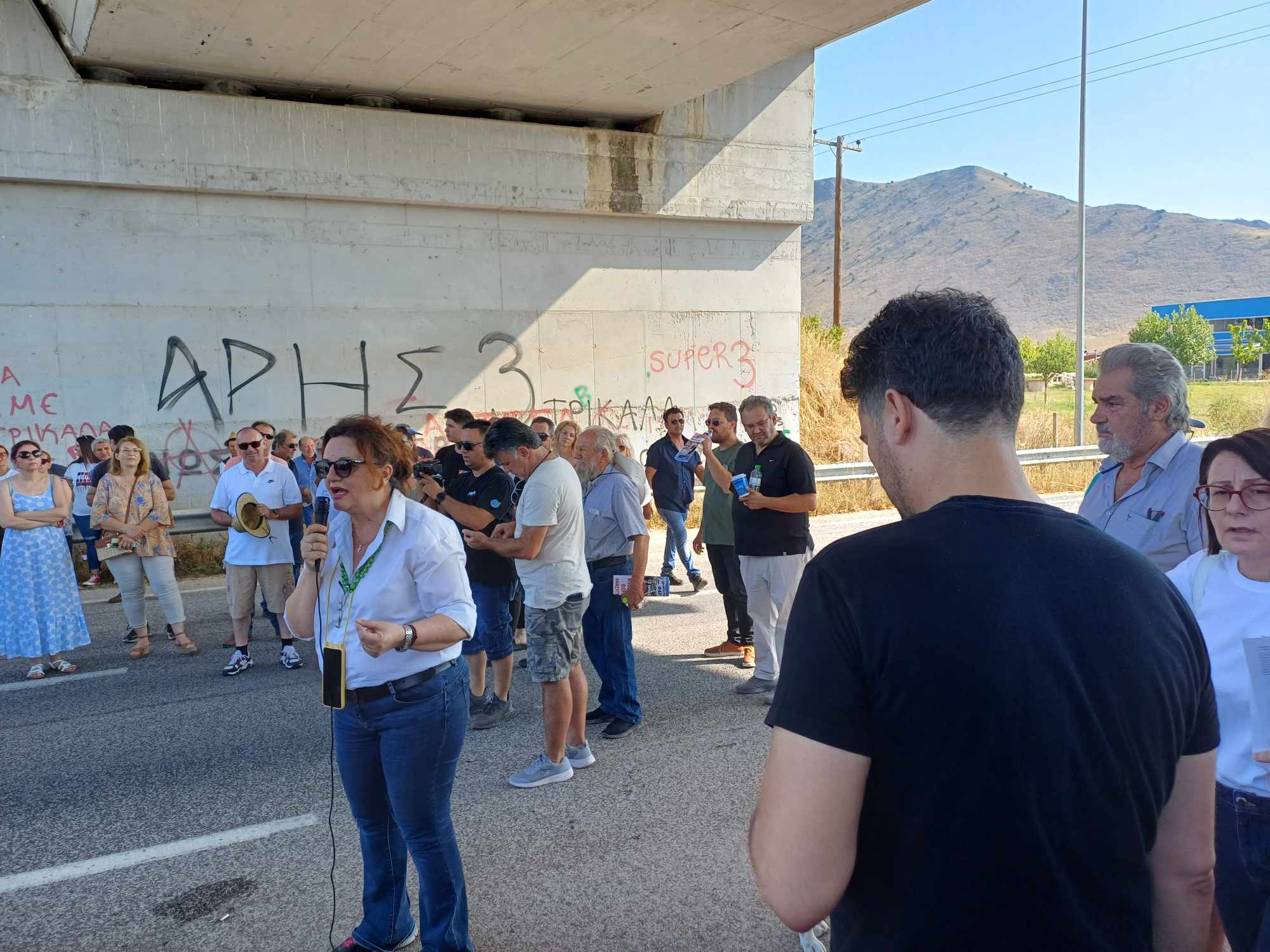 Απέκελισαν συμβολικά την ΕΟ Λα΄ρισας- Τρικάλων οι πλημμυροπαθείς της Φαρκαδόνας- ζητούν αποζημιώσεις, έργα (ΦΩΤΟ+video)