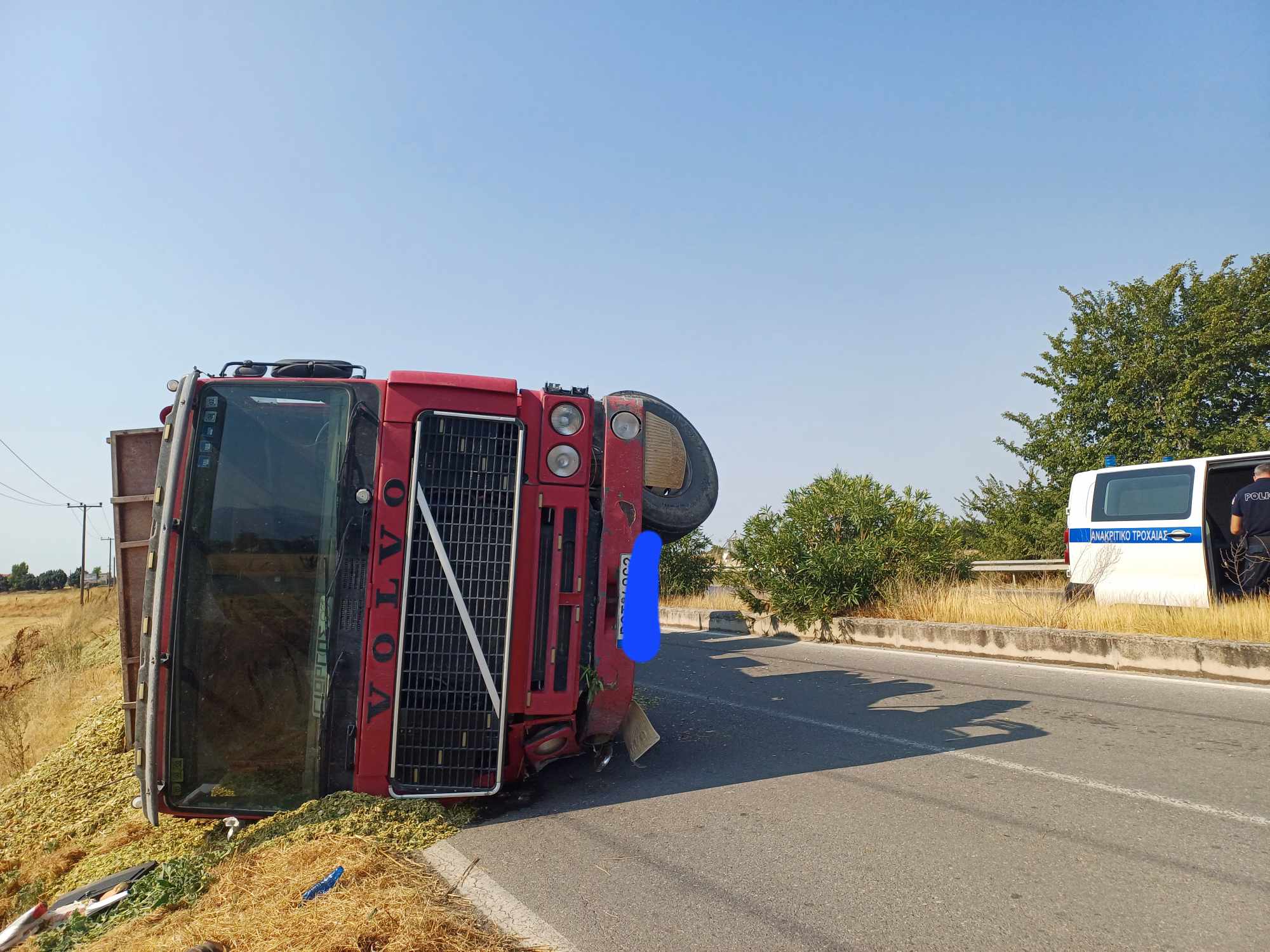 Αναστάτωση από φορτηγό με ζωοτροφές που ντελαπάρισε εξω από τη Λάρισα (ΦΩΤΟ)