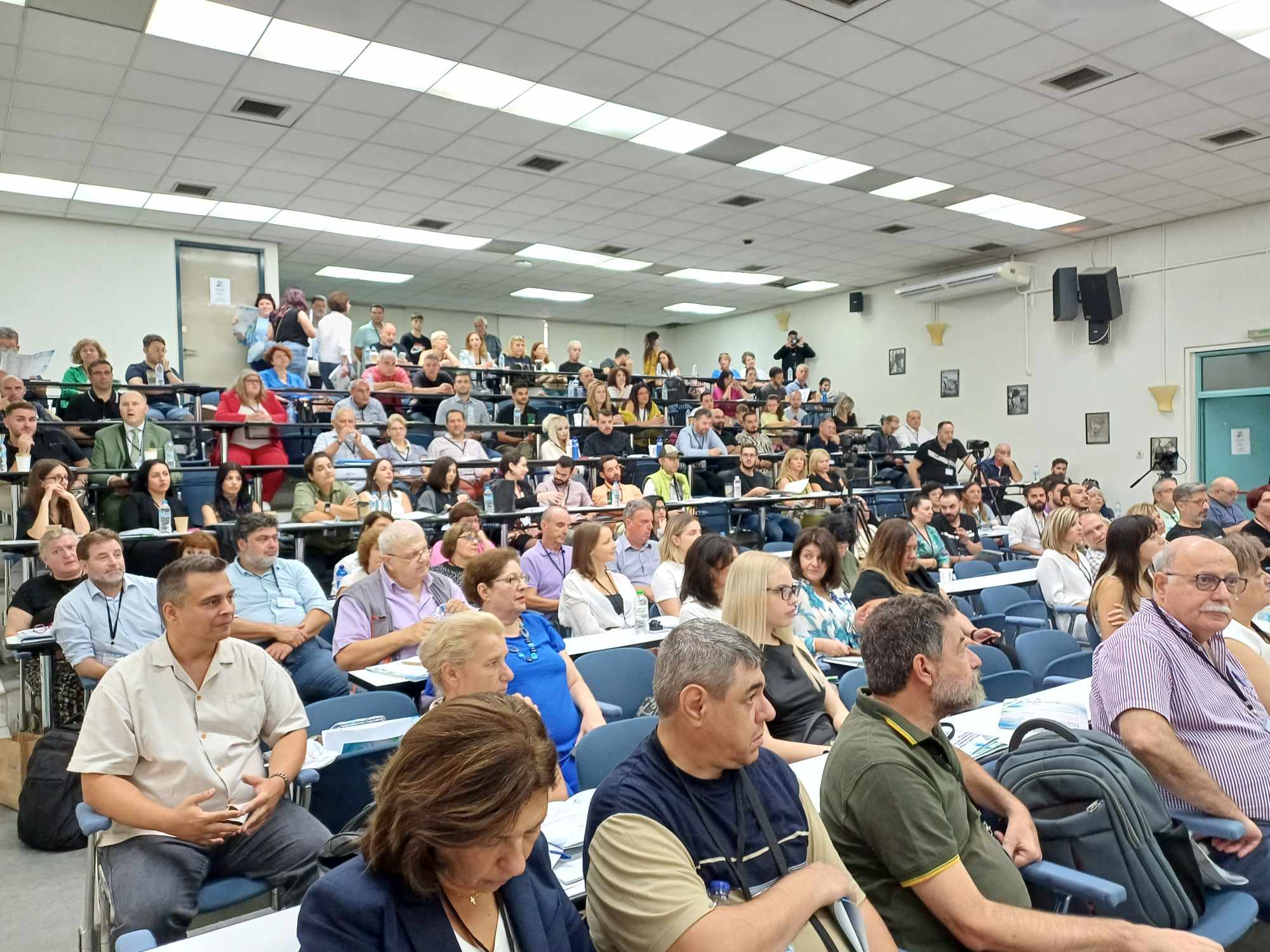 Ο Δημήτρης Παπανικολάου που δημοσιοποίησε με θάρρος ότι έχει αυτισμό παρουσίασε σήμερα το βιβλίο του στη Λάρισα (ΦΩΤΟ)