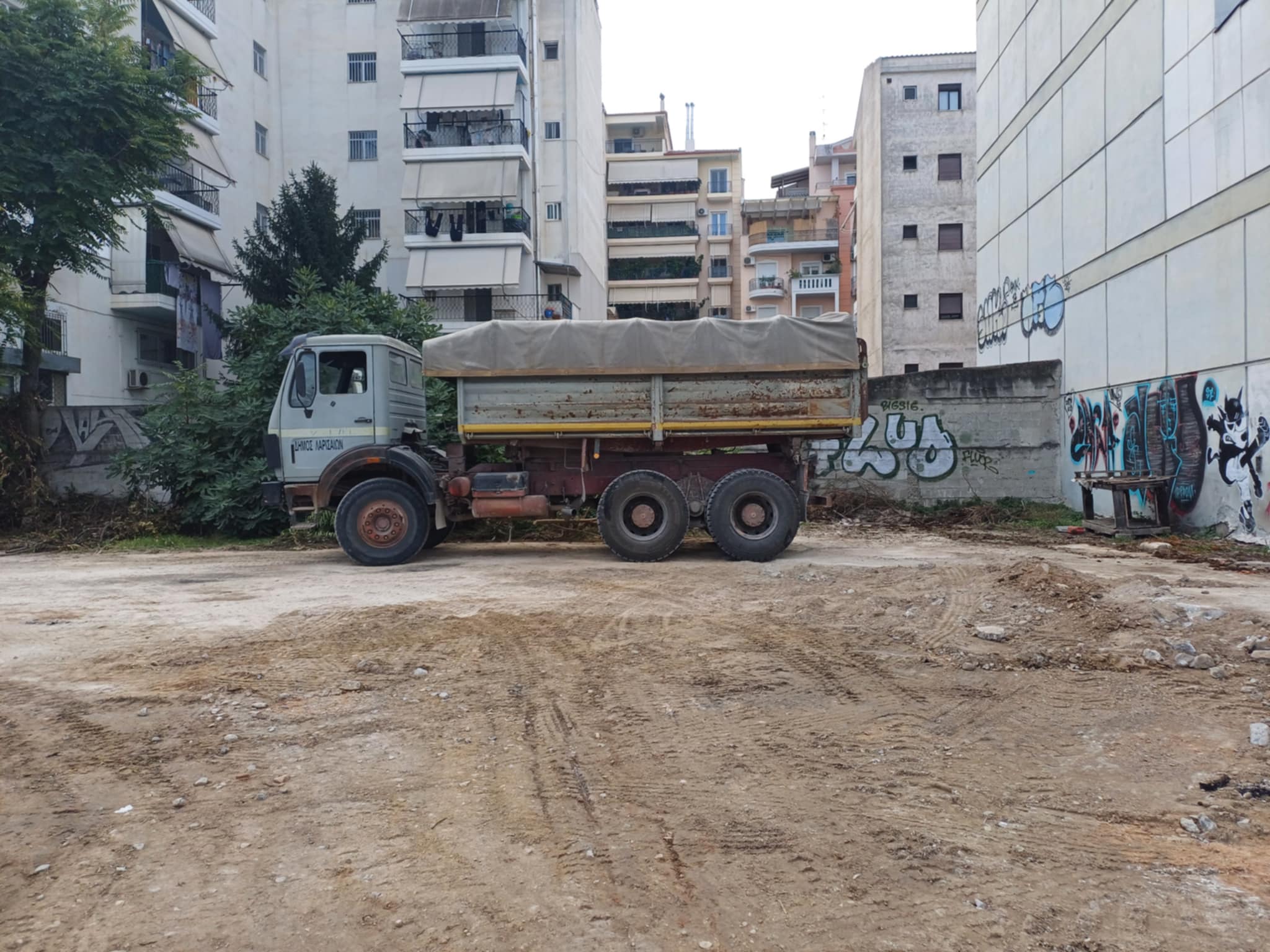 ¨ενταση το πρωί στη Λάρισα: Μέλη του Εργατικού Κέντρου εμπόδισαν μηχανήματα στο πάρκιγκ της Καλλιθέας (ΦΩΤΟ)