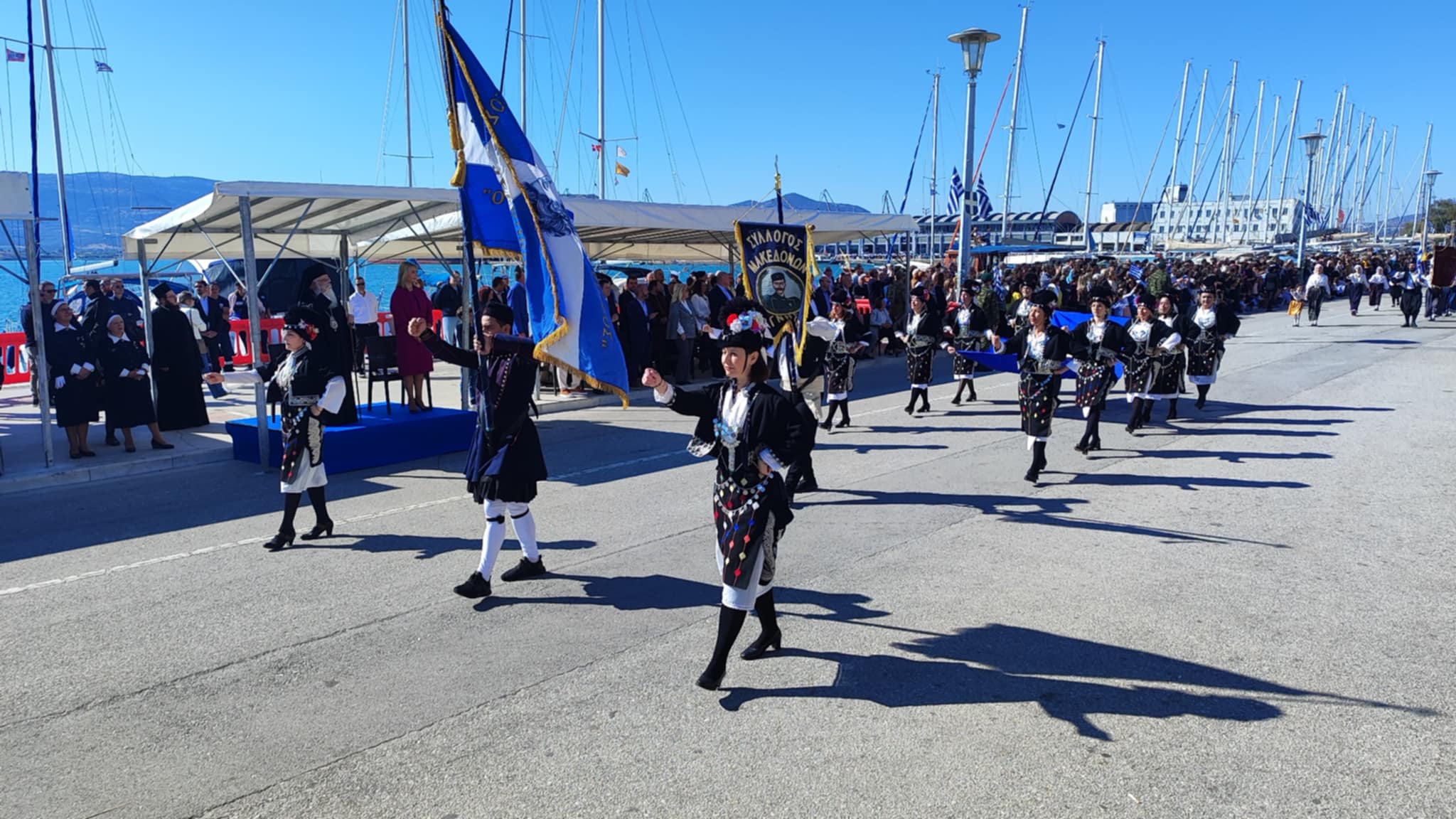 Πλήθος κόσμου στην παρέλαση του Βόλου στην παραλία (ΦΩΤΟ