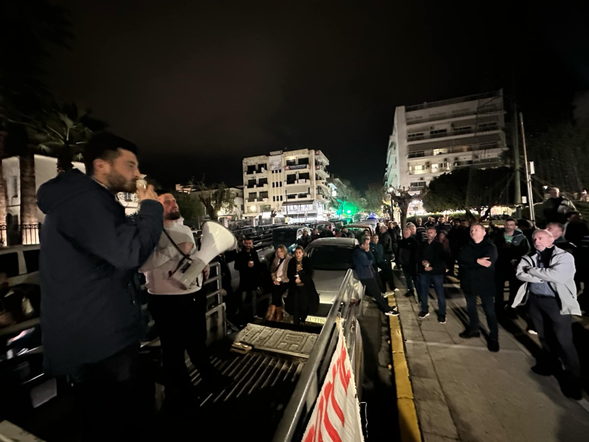 Μηχανοκίνητη πορεία διμαρτυρίας αγροτών στο Βόλο και προσφορά μήλων που έγιναν ανάρπαστα..(ΦΩΤΟ)