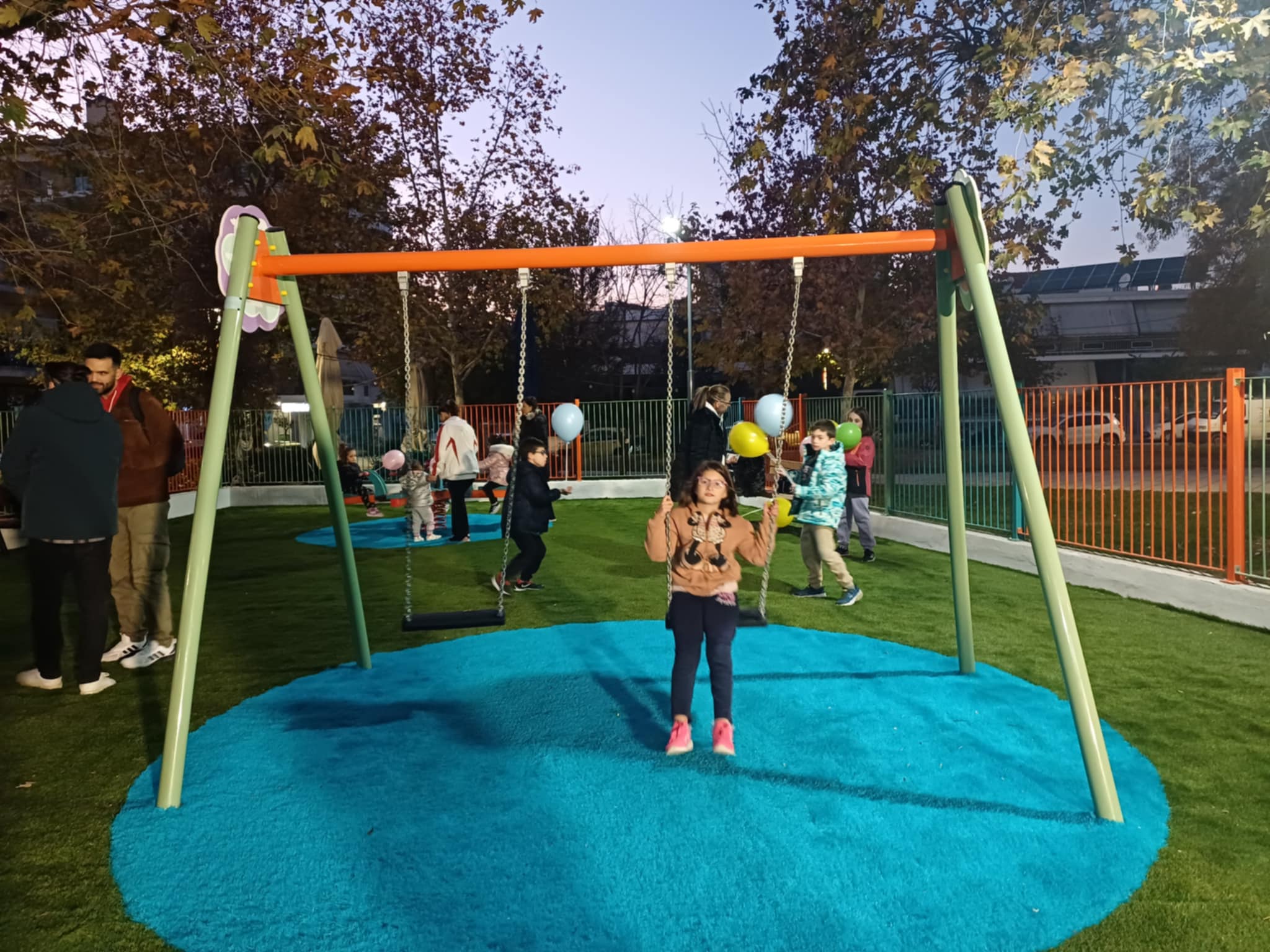 Gιορτινές εκδηλώσεις σε Νεάπολη και Λιβαδάκι από το Δήμο Λαρισαίων στις ανανεωμένες παιδικές χαρές (ΦΩΤΟ)