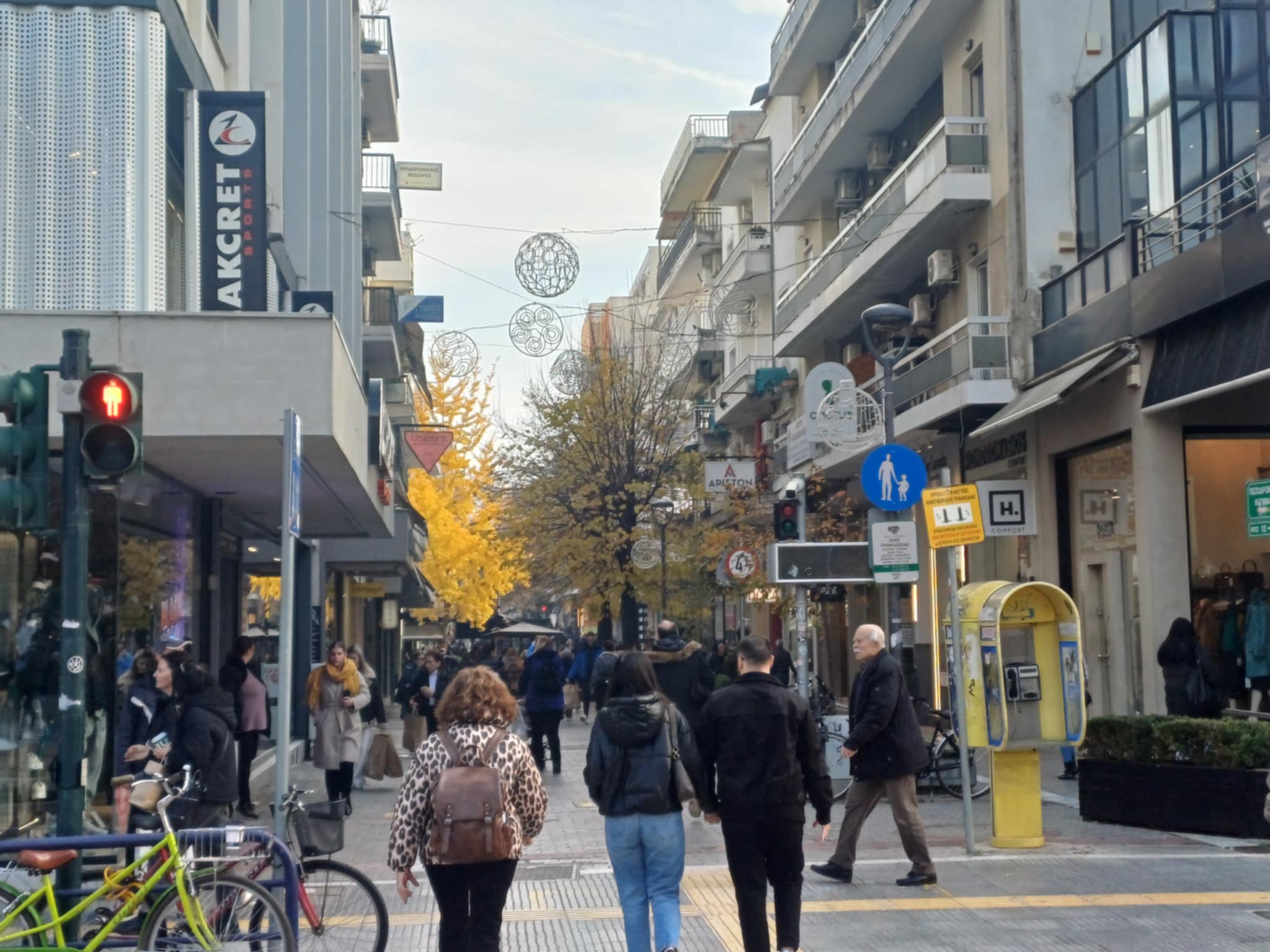 Ξεχύθηκαν στην αγορά για την Black Friday σήμερα,  οι Λαρισαίοι (ΦΩΤΟ)