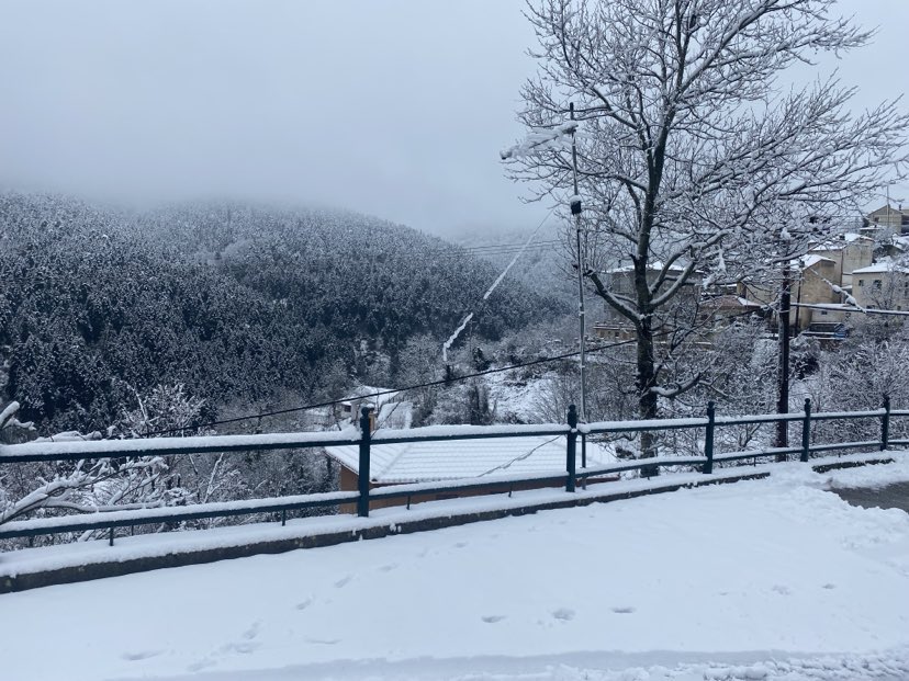 Όμορφες εικόνες σε λευκό φόντο πάνω από τη Λίμνη Πλαστήρα στη Φυλακτή (ΦΩΤΟ)