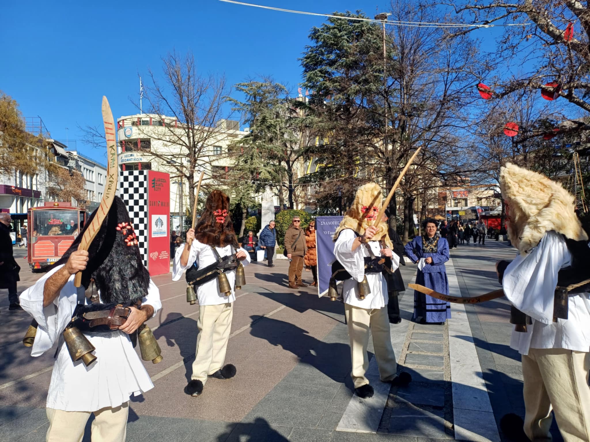 «Μπαμπαλιούρια»… το θορυβώδες πρωτοχρονιάτικο έθιμο από το Λιβάδι κατέκτησε το κέντρο της Λάρισας! (φωτ.+video)