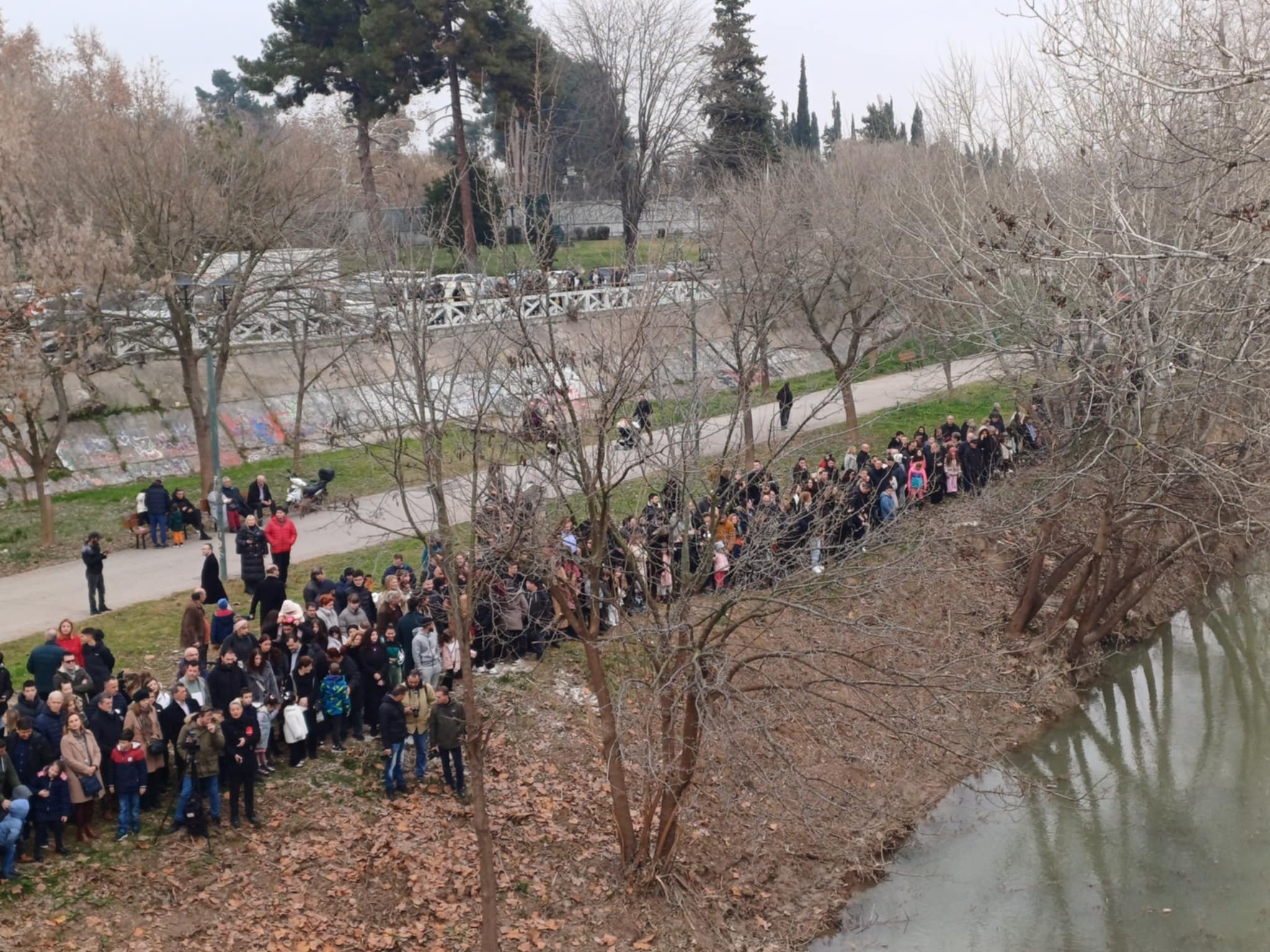 Ένας 43χρονος αστυνομικός έπιασε το σταυρό στη Λάρισα -στη σκιά της εξαφάνισης του 39χρονου Βασίλη ο εορτασμός (ΦΩΤΟ+video)