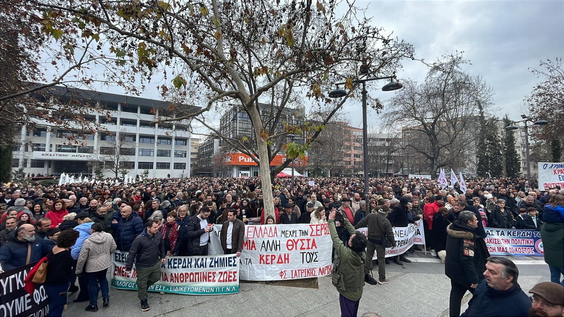 «Δεν έχω οξυγόνο»-Ογκώδης συγκέντρωση στην κεντρική πλατεία  για τα θύματα των Τεμπών (ΦΩΤΟ+video)