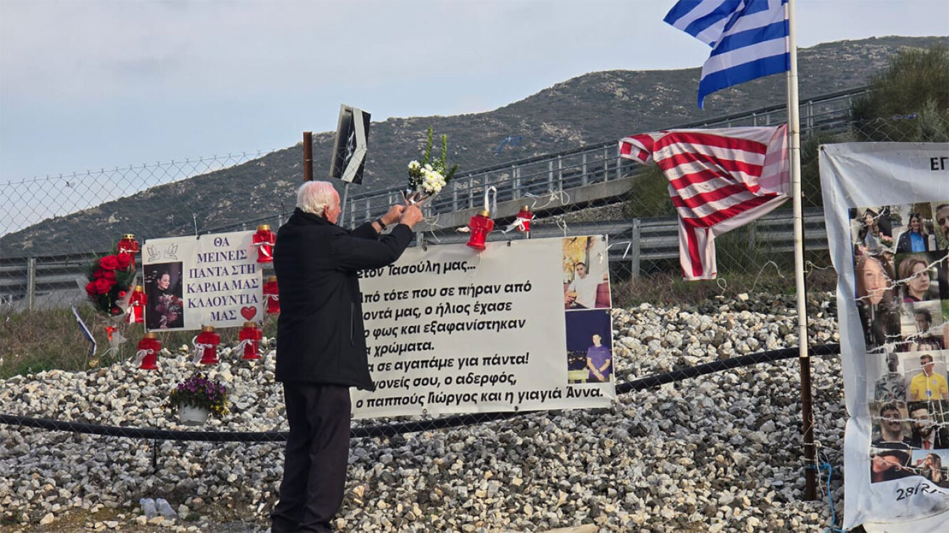 Με τα τρακτερ τους τίμησαν οι αγρότες τα 57 θύματα της τραγωδίας των Τεμπών (ΦΩΤΟ+video)