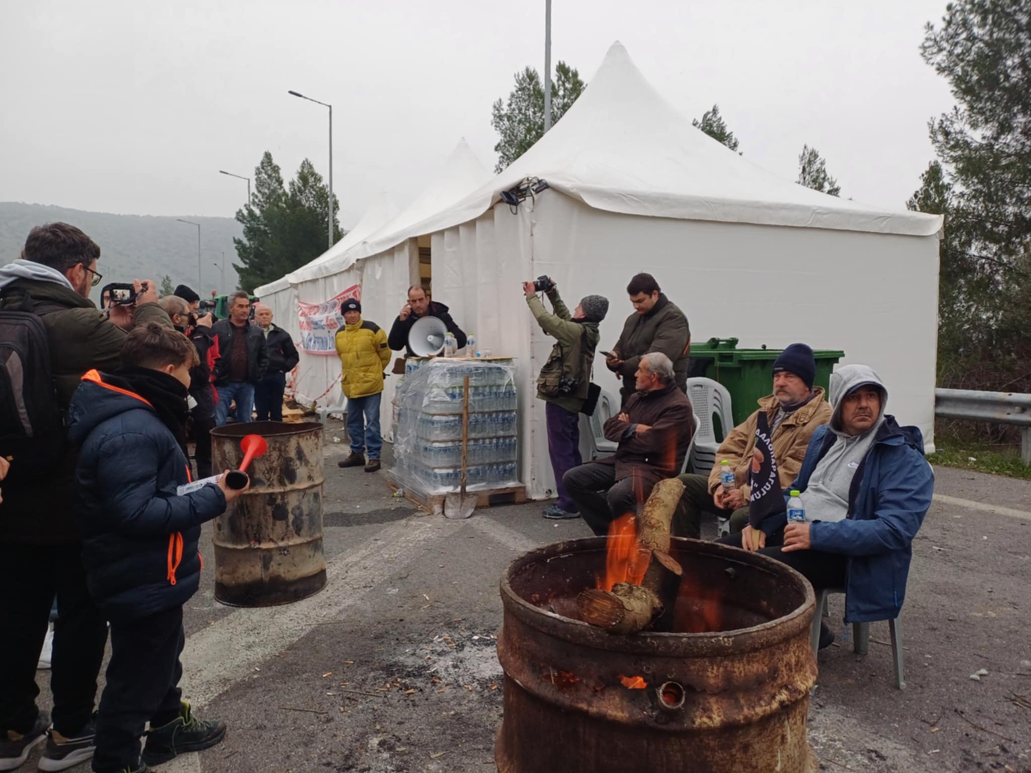 Συμβολικός αποκλεισμός της ΠΑΘΕ στη Γυρτώνη από αγρότες που σκληραίνουν τη στάση τους (ΦΩΤΟ+video)