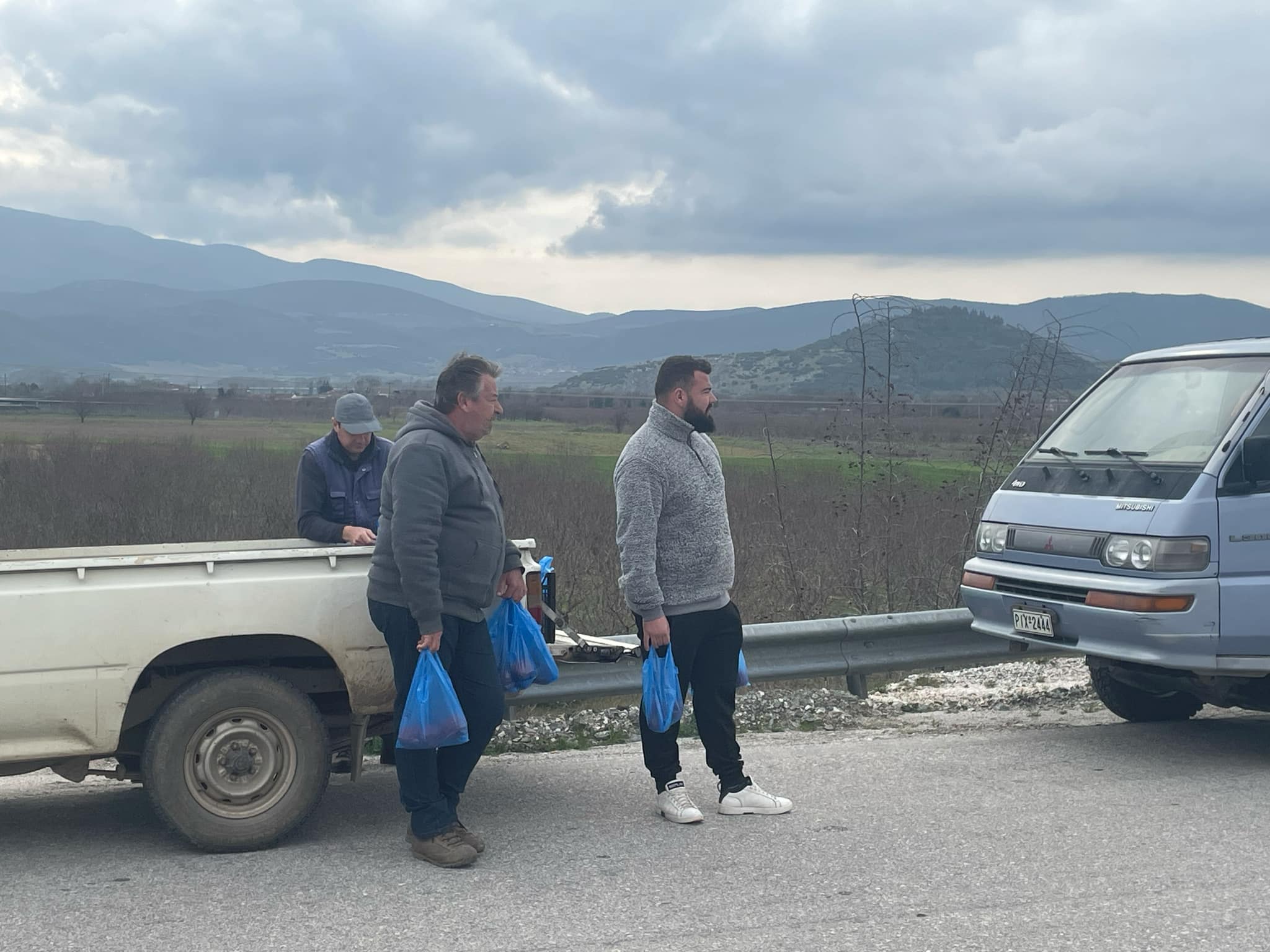 Κινητοποίηση από τους αγρότες της Αγιάς στο Γερακάρι- μοίρασαν μήλα στους οδηγούς (ΦΩΤΟ)