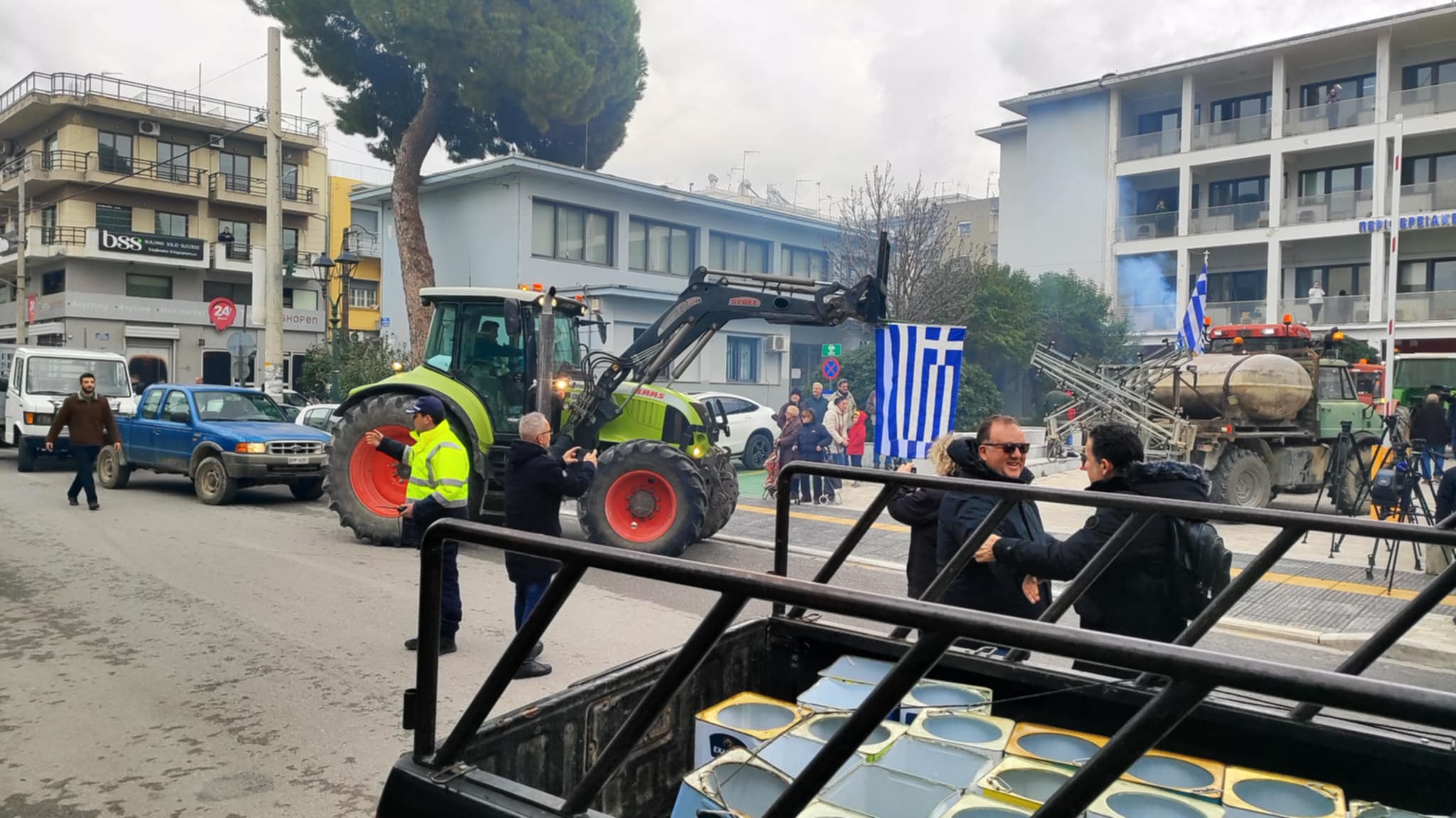 Πολιόρκησαν το κέντροπ της πόλης του Βόλου οι αγρότες της Μαγνησίας (ΦΩΤΟ)