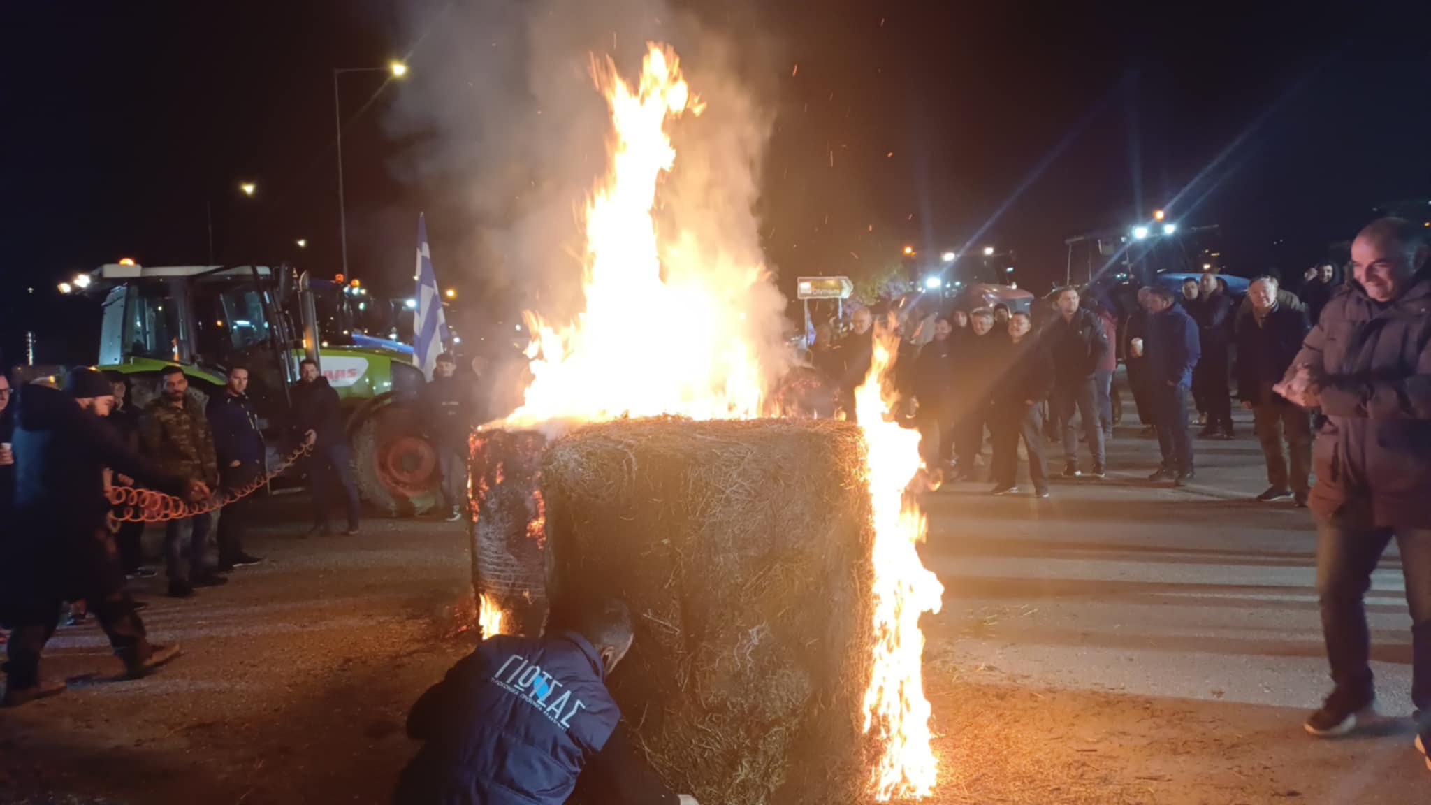 Αγρότες στο Μικρό Ελευθεροχώρι Ελασσόνας έκλεισαν την εθνική οδό και έβαλαν φωτιά σε αχυρόμπαλες (ΦΩΤΟ+video)