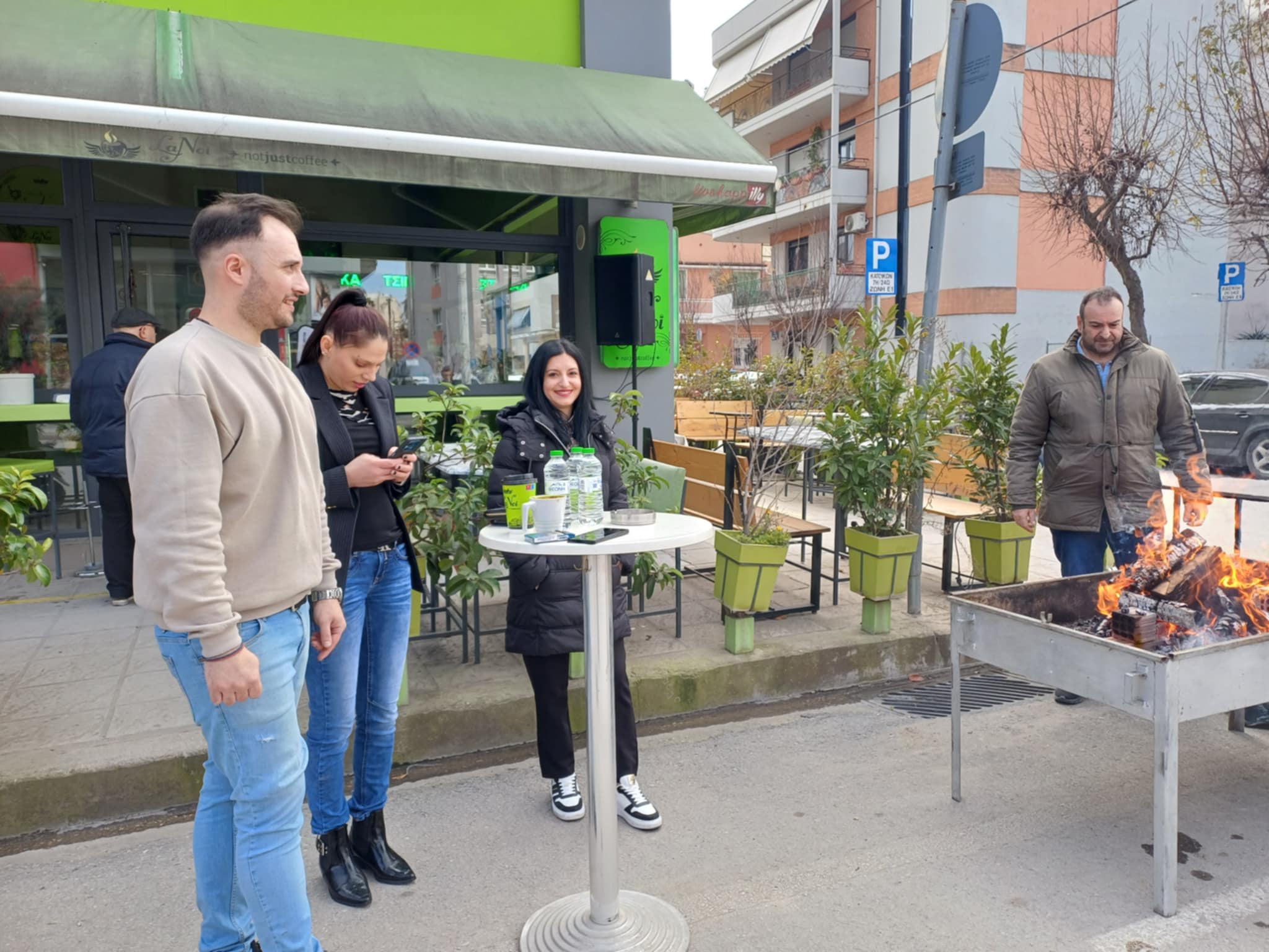 Άναψαν τα κάρβουνα στη Λάρισα ενόψει Τσικνοπέμπτης (ΦΩΤΟ)