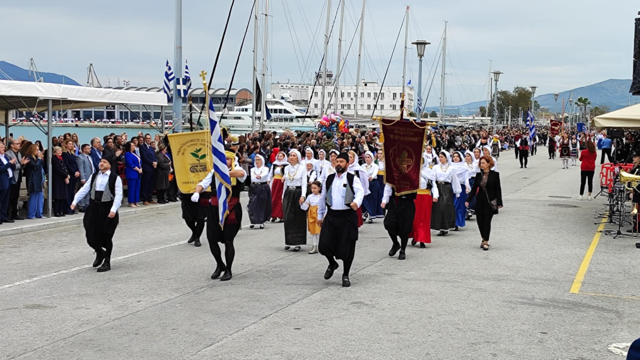 Πλήθος κόσμου στην παραλία του Βόλου για την παρέλαση (ΦΩΤΟ)